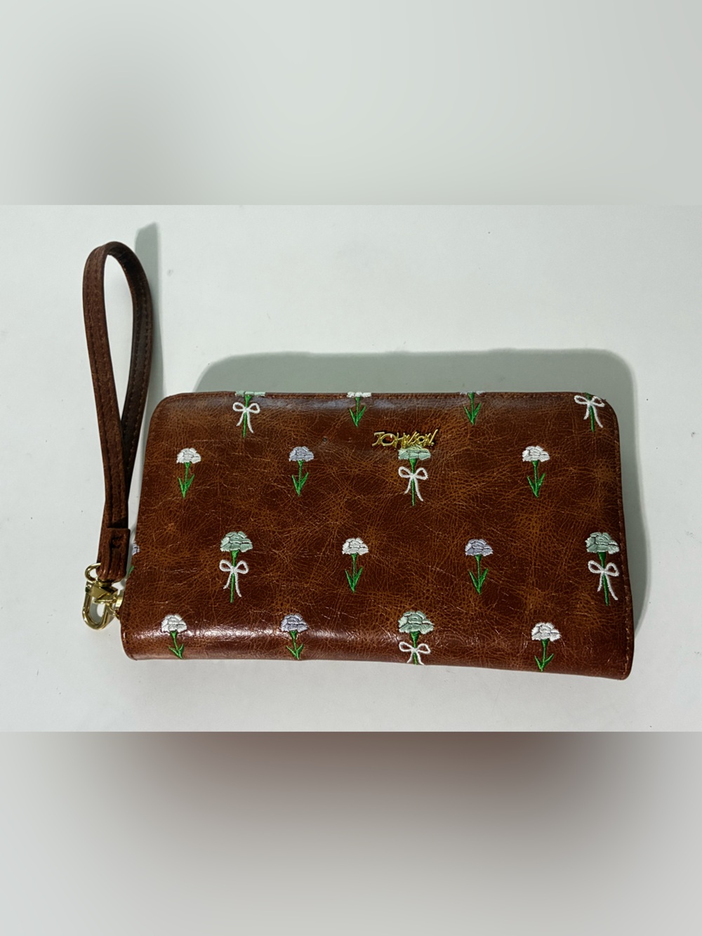BETSEY JOHNSON BROWN EMBROIDERED FLORAL ZIP AROUND WALLET/STRAP defect